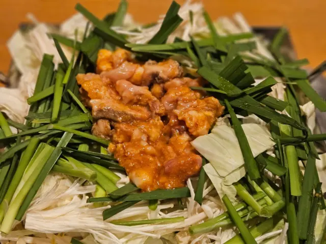 本日より始める鍋焼きホルモンのこちらは白
数種類の味噌をベースにしてホルモンの味が引き立つ味です！
甘くないので、ついつい食べ進めてしまいます！おすすめです！

当日でも大丈夫なのでご予約お待ちしてます！

 #滋賀 #大津 #ビワマス #テイクアウト #お弁当 #ランチ #ビワマス丼 #昼飲み #海鮮 #真野 #堅田 #居酒屋 #日本酒 #日本酒好きと繋がりたい #貸し切りOK #宴会 #滋賀グルメ #大津グルメ #堅田グルメ #隠れ家居酒屋 #レストラン #ホルモン好き #鍋焼きホルモン #ホルモン