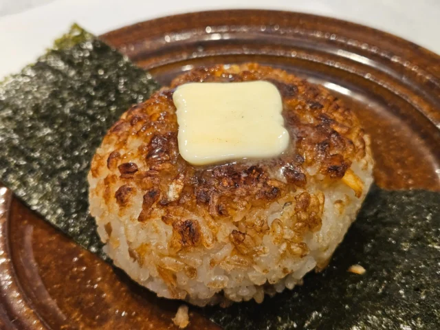 ビワマスの焼きおにぎりバター醤油風味
ビワマスとバター醤油の相性バッチリの組み合わせ
背徳感がたまりません

 #滋賀 #大津 #お弁当 #テイクアウト #ランチ #ビワマス丼 #昼飲み #ビワマス #海鮮 #真野 #堅田 #居酒屋 #日本酒 #日本酒好きと繋がりたい #産直鮮魚 #貸し切りOK #宴会 #滋賀グルメ #大津グルメ #隠れ家居酒屋 #堅田グルメ #和食 #いよもんで美味しい魚と日本酒 #レストラン #海鮮丼 #バター醤油 #焼きおにぎり