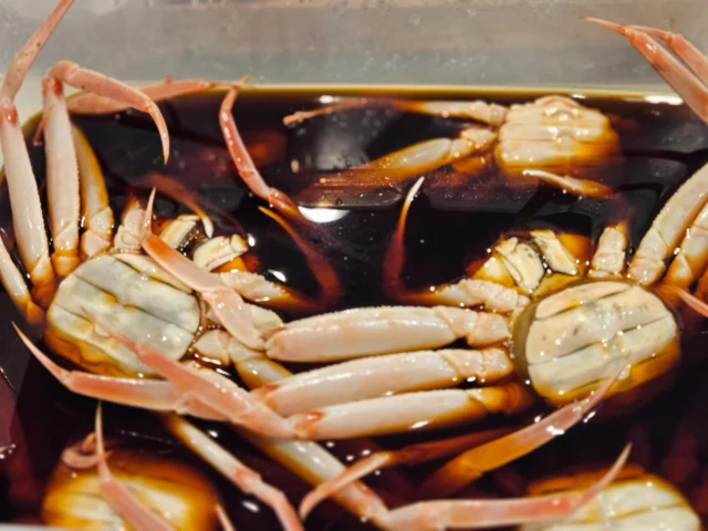 カンジャンセコケジャン？
数量限定ですが漬けました
金曜日以降での提供になるので食べたい方はご予約下さい！

 #滋賀 #ビワマス #大津 #テイクアウト #お弁当 #ランチ #ビワマス丼 #昼飲み #海鮮 #真野 #堅田 #居酒屋 #日本酒 #日本酒好きと繋がりたい #産直鮮魚 #貸し切りOK #宴会 #滋賀グルメ #大津グルメ #隠れ家居酒屋 #堅田グルメ #和食 #いよもんで美味しい魚と日本酒 #レストラン #カンジャンケジャン #セコガニ　#コッペガニ #香箱ガニ