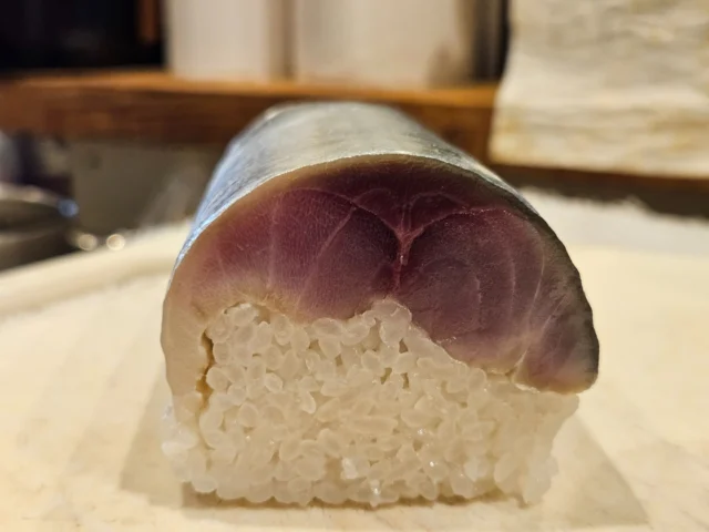 鯖寿司いかがですか？
数量限定で1本¥2000+税です
炙りや焼き鯖寿司も出来るのでお申し付け下さい！
前日までのご予約です！ #大津 #滋賀 #テイクアウト #堅田 #真野 #海鮮 #日本酒 #居酒屋 #日本酒好きと繋がりたい #産直鮮魚 #貸し切りOK #宴会 #滋賀グルメ #大津グルメ #隠れ家居酒屋 #堅田グルメ #和食 #いよもんで美味しい魚と日本酒 #鯖寿司